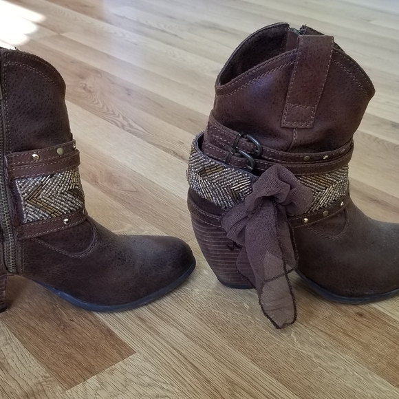 Boots - Picture 9 of 9